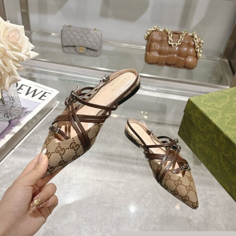 G*u*i sandals